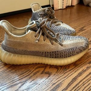 Yeezy ash pearl, size men’s us4 1-2